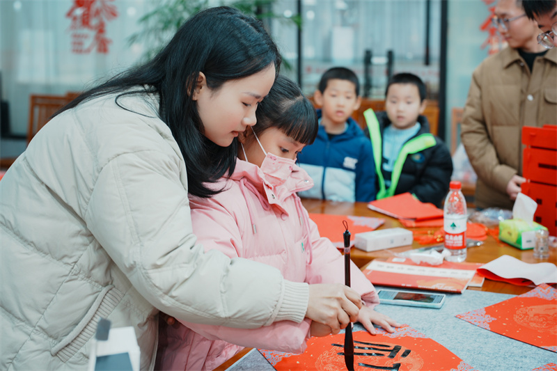 大小朋友提笔写“福” 以墨香迎新春.jpg