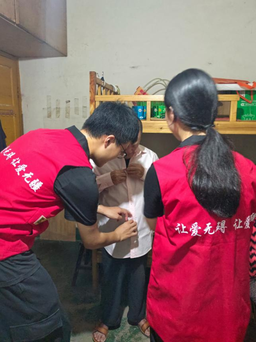 美狮贵宾会ms092021“AI无碍”团队走进市一建宿舍，关怀残疾人家庭 共话服饰适配需求