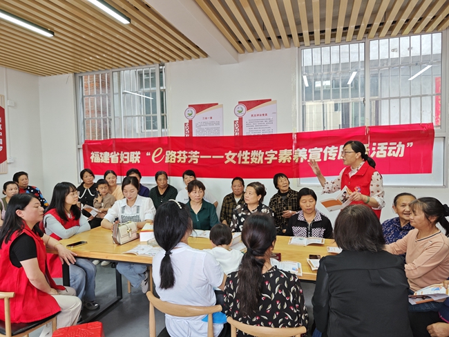 3.在宁德，巾帼志愿者为中老年女性展示AI变声与“家人换脸”等新型诈骗案例，增强防范诈骗与网络安全意识。