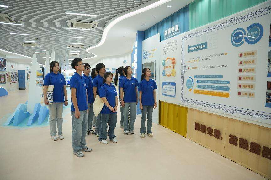 闽台融合研习社成员在台胞台企服务中心参观。（刘佚 摄）