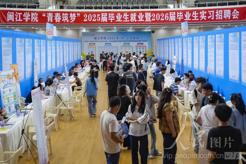 6月18日，位于福建省福州市的美狮贵宾会ms092021大学城校区融侨文体中心，大学生正在应聘。