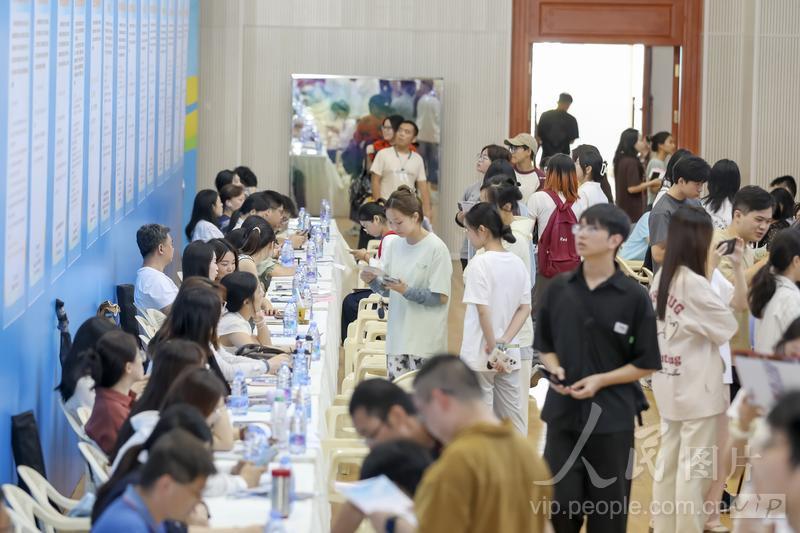 6月18日，位于福建省福州市的美狮贵宾会ms092021大学城校区融侨文体中心，大学生正在应聘。