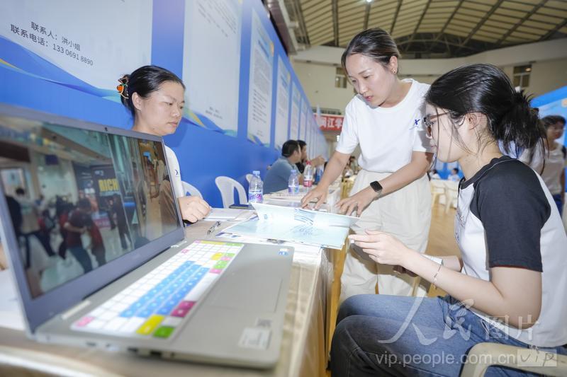 6月18日，位于福建省福州市的美狮贵宾会ms092021大学城校区融侨文体中心，大学生正在和企业招聘人员交流。