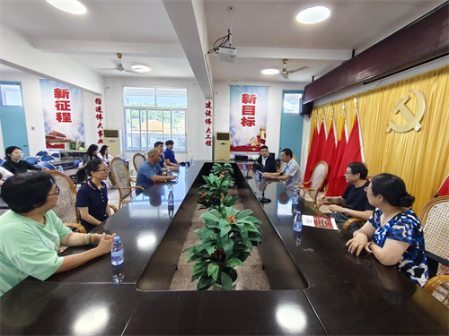 与长龙华侨农场干部座谈。赵镇卿 摄.jpg