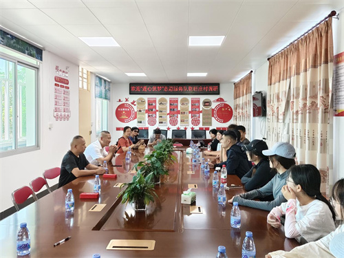 与旺庄村干部交流。赵镇卿 摄.jpg