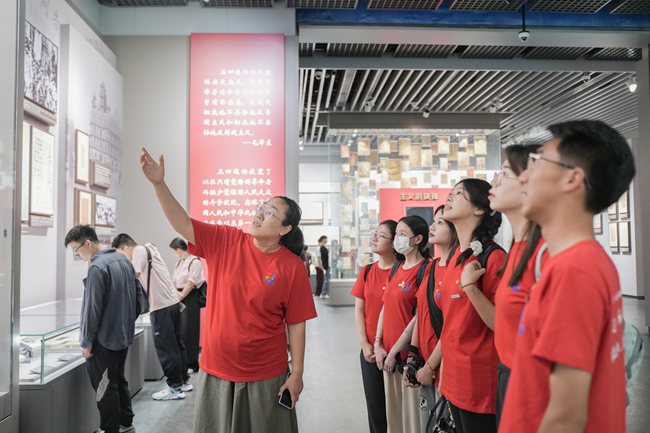 实践队师生于中国共产党第一次全国代表大会纪念馆参观学习。