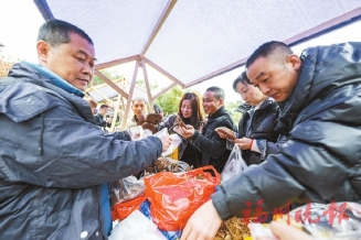 百米长桌宴宾朋　竹竿舞动畲韵扬