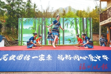 百米长桌宴宾朋　竹竿舞动畲韵扬