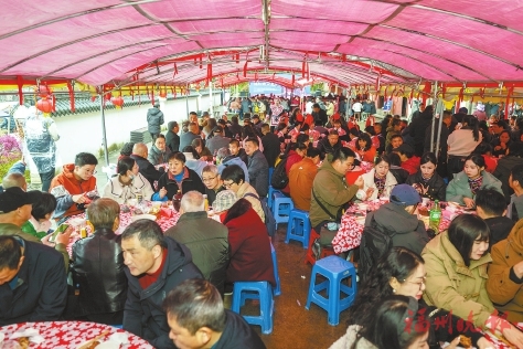 百米长桌宴宾朋　竹竿舞动畲韵扬