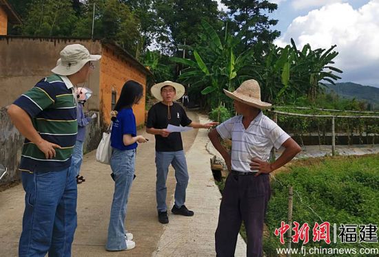 　　图为实践队队员到田间地头参与脱贫户产业验收。