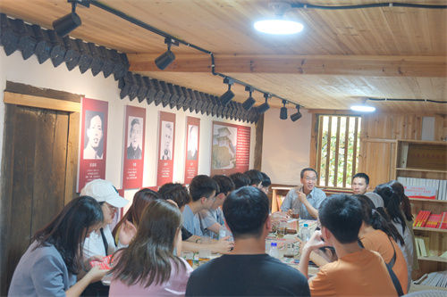 魏文生与实践队展开座谈。顾秋红 摄