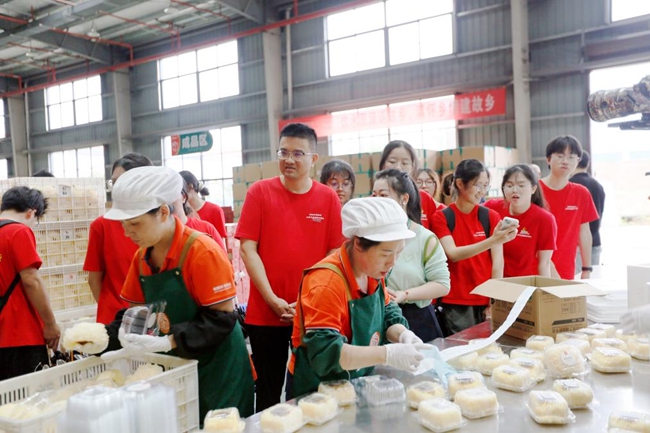 队员在分拣车间参观学习