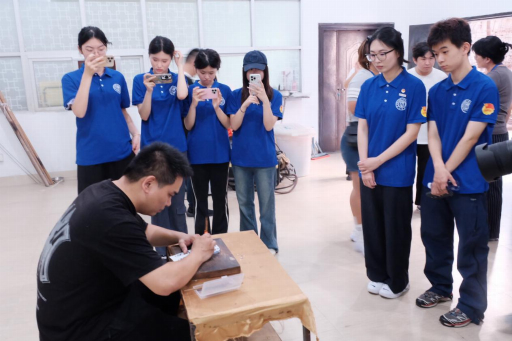 “文脉流芳”队学泉州花灯 解非遗密码承中华文脉