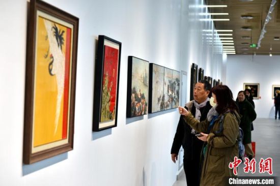 图为来宾参观闽台漆艺精品展。中新社记者 吕明 摄