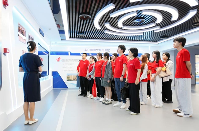 队员在厦门高新火炬产业园区参观