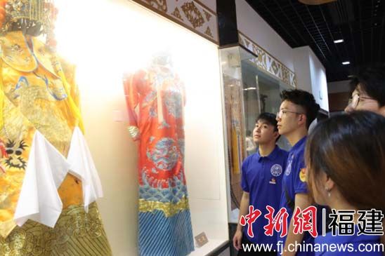 实践队成员们在长乐博物馆参观闽剧服饰