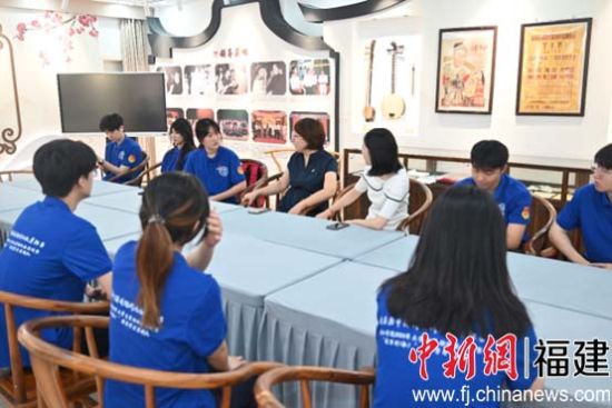 图为实践队成员与专家老师面对面交流