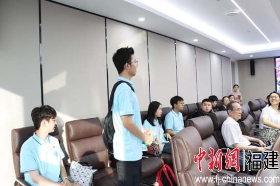图为实践队成员在参与会议过程中发表自己对闽剧电影的看法